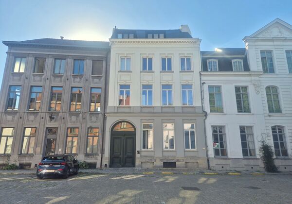 Wonen op een unieke plek in het hartje van Gent? Deze charmante studio bevindt zich op een bijzondere historische locatie, in het Prinsenhof, een van de meest karaktervolle buurten van de stad.
De studio is gelegen op de derde verdieping van de architect