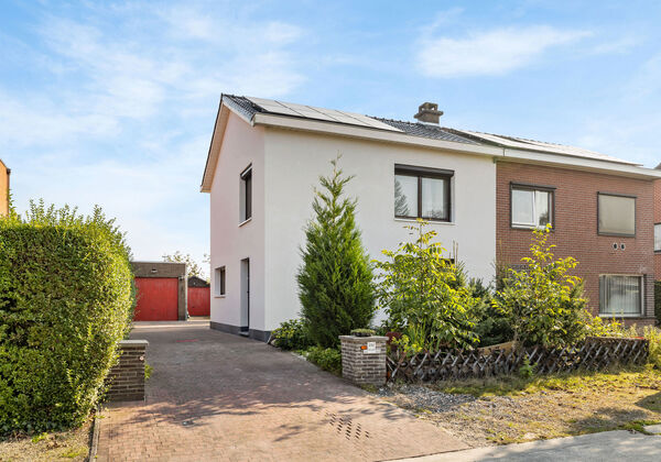 Halfopen bebouwing in het groene en rustige Drongen, gelegen in een kalme straat, ideaal voor wie op zoek is naar rust en comfort. 

Hoewel de woning rustig gelegen is, bevindt het zich vlakbij alle voorzieningen en staat ze in vlotte verbinding met inval
