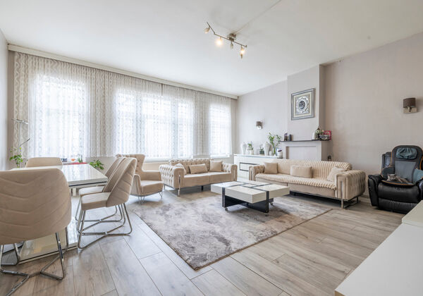 Op zoek naar een karaktervol pand met tal van mogelijkheden? Deze statige woning, gelegen vlakbij het bruisende hart van Gent, combineert werken en wonen. Momenteel in gebruik als kantoorruimte, biedt deze eigendom een uitstekende investering voor zowel o