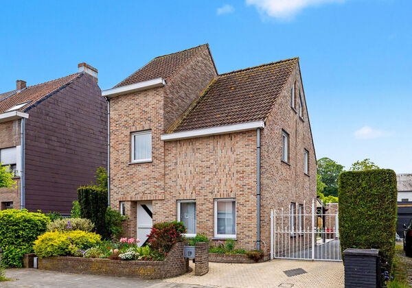Op zoek naar een instapklare, alleenstaande woning op een rustige en aangename locatie? 
Deze charmante woning in Gentbrugge biedt alles wat u nodig heeft voor comfortabel en energiezuinig wonen.

Bij het betreden van de woning wordt u verwelkomd in een r