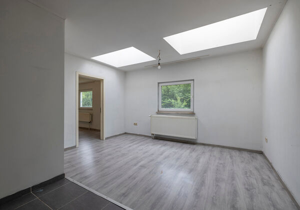 Wie zoekt naar een woning met ruimte, flexibiliteit en tal van mogelijkheden? Dan is deze unieke eigendom in Wondelgem zeker een bezoek waard.

Deze woning bestaat uit de samenvoeging van twee woningen en biedt daardoor een uitzonderlijk ruim woonvolume. 