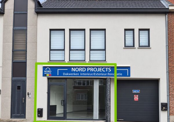 Op zoek naar een praktische en veelzijdige ruimte voor uw zelfstandige activiteit, kantoor of dienstverlening?
Deze ruimte van ca. 46 m² is interessant gelegen aan de Hundelgemsesteenweg, een goed bereikbare en levendige verbindingsas in Gent. De liggin