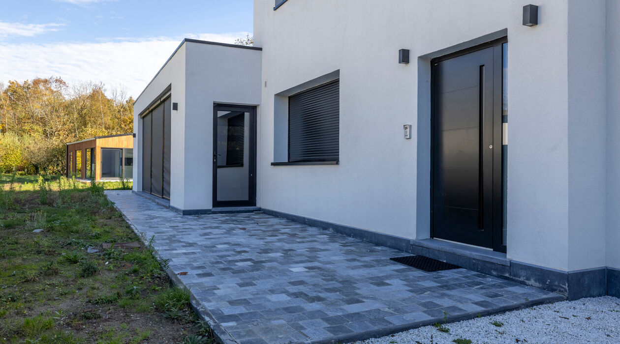 In een rustige, groene omgeving van Heusden vinden we deze volledig vernieuwde en instapklare woning, die uitblinkt in licht, ruimte en moderne afwerking. De grote raampartijen en het open karakter maken dit een bijzonder aangename woonplaats, ideaal voor