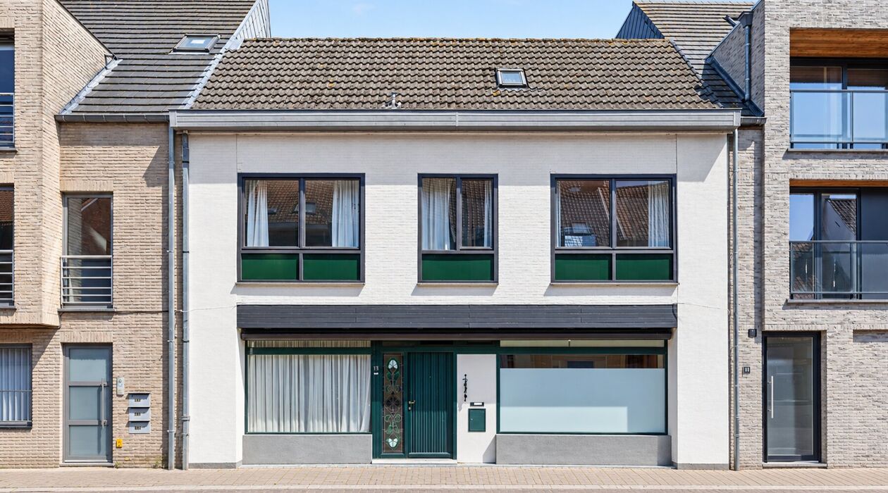 Wie zoekt naar een woning waar wonen en werken perfect gecombineerd kan worden, is deze handelswoning een unieke opportuniteit!

De commerci&euml;le ruimte bestaat uit maar liefst 25 m&sup2;, aangevuld met een wachtzaal, receptieruimte, toilet en een extra bergru