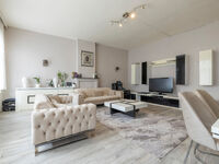 Op zoek naar een karaktervol pand met tal van mogelijkheden? Deze statige woning, gelegen vlakbij het bruisende hart van Gent, combineert werken en wonen. Momenteel in gebruik als kantoorruimte, biedt deze eigendom een uitstekende investering voor zowel o